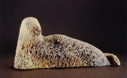 Foca, de Cape Dorset (hueso de ballena)